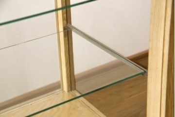 ガラスケースの見た目を変えずに綺麗にリペア!棚底をオーク材に変更し、本体は現状をベースに着色。(収納棚、陳列棚、飾り棚、ショーケース)