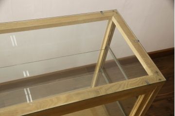 ガラスケースの見た目を変えずに綺麗にリペア!棚底をオーク材に変更し、本体は現状をベースに着色。(収納棚、陳列棚、飾り棚、ショーケース)