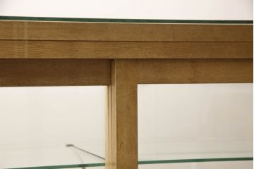 ガラスケースの見た目を変えずに綺麗にリペア!棚底をオーク材に変更し、本体は現状をベースに着色。(収納棚、陳列棚、飾り棚、ショーケース)