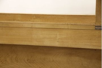 ガラスケースの見た目を変えずに綺麗にリペア!棚底をオーク材に変更し、本体は現状をベースに着色。(収納棚、陳列棚、飾り棚、ショーケース)