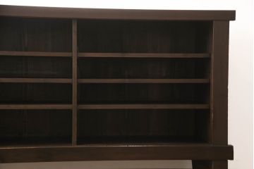 水屋箪笥サイドボードをリペア&カスタム!前回購入いただいた脚とデザインの同じものを取り付け、棚内部は元からある棚を取り外し、中央で分割して新しく棚を取り付け。色味は現状の色味をベースに仕上げ。新規製作部分は本体に色合わせ。(収納棚、戸棚、キャビネット)