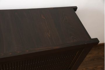 水屋箪笥サイドボードをリペア&カスタム!前回購入いただいた脚とデザインの同じものを取り付け、棚内部は元からある棚を取り外し、中央で分割して新しく棚を取り付け。色味は現状の色味をベースに仕上げ。新規製作部分は本体に色合わせ。(収納棚、戸棚、キャビネット)