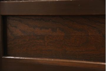 水屋箪笥サイドボードをリペア&カスタム!前回購入いただいた脚とデザインの同じものを取り付け、棚内部は元からある棚を取り外し、中央で分割して新しく棚を取り付け。色味は現状の色味をベースに仕上げ。新規製作部分は本体に色合わせ。(収納棚、戸棚、キャビネット)