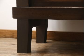 水屋箪笥サイドボードをリペア&カスタム!前回購入いただいた脚とデザインの同じものを取り付け、棚内部は元からある棚を取り外し、中央で分割して新しく棚を取り付け。色味は現状の色味をベースに仕上げ。新規製作部分は本体に色合わせ。(収納棚、戸棚、キャビネット)