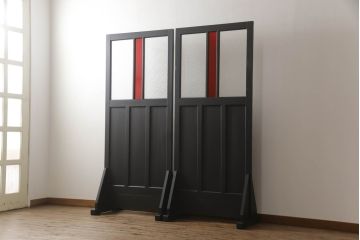 ガラス戸2枚をリペア&カスタム!高さをリサイズし、脚を取り付け衝立にリメイク。指定箇所にダイヤガラスと色ガラスを取り付け、本体はマットブラックにペイント。(仕切り戸、パーテーション)