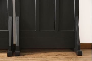ガラス戸2枚をリペア&カスタム!高さをリサイズし、脚を取り付け衝立にリメイク。指定箇所にダイヤガラスと色ガラスを取り付け、本体はマットブラックにペイント。(仕切り戸、パーテーション)