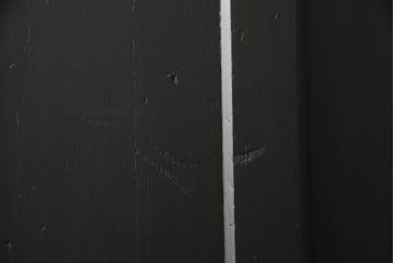 ガラス戸2枚をリペア&カスタム!高さをリサイズし、脚を取り付け衝立にリメイク。指定箇所にダイヤガラスと色ガラスを取り付け、本体はマットブラックにペイント。(仕切り戸、パーテーション)