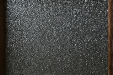 ガラス戸2枚をリペア&カスタム!ご要望通りにリサイズし、戸車、引き手、差し込み錠を取り付け。ガラスは四隅を色ガラスに差し替え、当店オーダー家具を参考に着色。(引き戸、建具、窓)