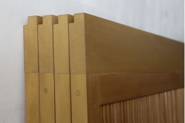 裏障子付き格子戸4枚をリペア&カスタム!高さと幅をリサイズし、V字戸車を取り付け。障子を張り替え、中央部分のガラスを変わり花菱ガラスに交換し、色味は本体に合わせて着色。(建具、引き戸、ガラス帯戸、障子戸)