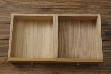 総桐箪笥の見た目を変えずに綺麗にリペア!すべての金具を取り外し、本体の表面についている砥の粉を落として洗い出し作業。引き出しや扉等の可動部の調整をし、蜜蝋ワックスにて仕上げ。(桐たんす、着物箪笥、引き出し、衣装箪笥、チェスト)