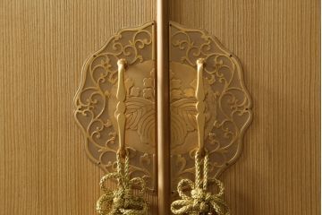 総桐箪笥の見た目を変えずに綺麗にリペア!すべての金具を取り外し、本体の表面についている砥の粉を落として洗い出し作業。引き出しや扉等の可動部の調整をし、蜜蝋ワックスにて仕上げ。(桐たんす、着物箪笥、引き出し、衣装箪笥、チェスト)