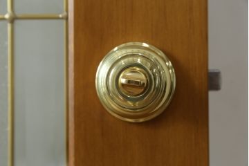 ステンドグラスをリペア&カスタム!当店のステンドグラスを使用し、ご希望のサイズ・色味にてドアを製作。(扉、建具)