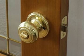 ステンドグラスをリペア&カスタム!当店のステンドグラスを使用し、ご希望のサイズ・色味にてドアを製作。(扉、建具)
