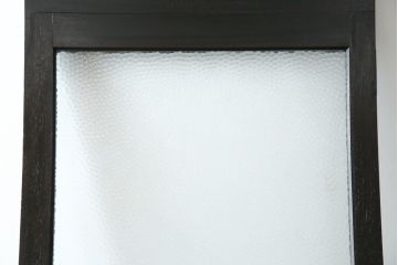 ドアをリペア&カスタム!高さと幅をリサイズし、既存のガラスノブを指定箇所へ移設し、鍵穴はバランスを見て移設。丁番も取り付け。現状の色味や雰囲気を残しつつ新材部分は本体に合わせて着色。(ガラス扉、建具)