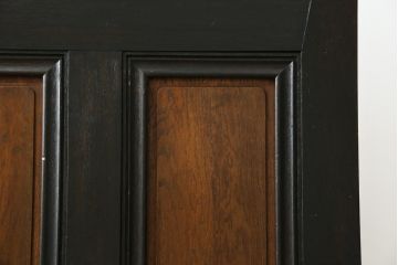 ドアをリペア&カスタム!高さと幅をリサイズし、既存のガラスノブを指定箇所へ移設し、鍵穴はバランスを見て移設。丁番も取り付け。現状の色味や雰囲気を残しつつ新材部分は本体に合わせて着色。(ガラス扉、建具)
