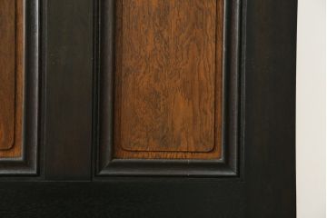 ドアをリペア&カスタム!高さと幅をリサイズし、既存のガラスノブを指定箇所へ移設し、鍵穴はバランスを見て移設。丁番も取り付け。現状の色味や雰囲気を残しつつ新材部分は本体に合わせて着色。(ガラス扉、建具)