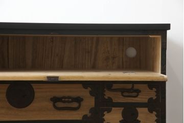 庄内箪笥ローボードをリぺ&カスタム!ヒノキ天板と木製の脚を取り付け、最上段の引き出しにフラップダウン加工。本体を黒と木味のツートンカラーに着色。(総桐箪笥、テレビ台、テレビボード、ローチェスト)