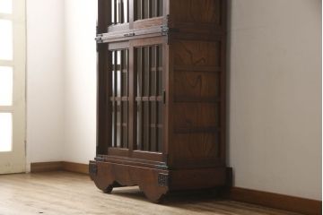 府中製の戸棚を見た目を変えずに綺麗にリペア!栗材にて棚板を2枚追加し、現状をベースに1トーン程落ち着いた色に着色。(収納棚、食器棚、キャビネット、ブックケース)