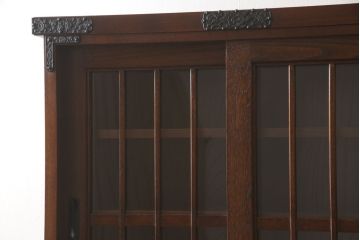 府中製の戸棚を見た目を変えずに綺麗にリペア!栗材にて棚板を2枚追加し、現状をベースに1トーン程落ち着いた色に着色。(収納棚、食器棚、キャビネット、ブックケース)