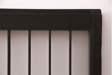 格子戸2枚をリペア&カスタム!4枚組にするため2枚を新規製作。引き手、鍵を取り付け。クリアガラス、すりガラスを組み入れ。黒寄りのこげ茶に着色し仕上げ。(引き戸、建具)