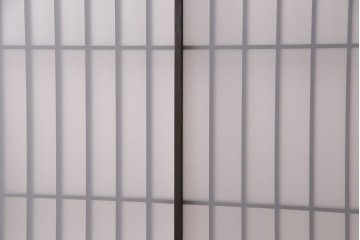 格子戸2枚をリペア&カスタム!4枚組にするため2枚を新規製作。引き手、鍵を取り付け。クリアガラス、すりガラスを組み入れ。黒寄りのこげ茶に着色し仕上げ。(引き戸、建具)