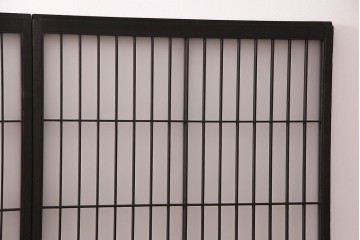 格子戸2枚をリペア&カスタム!4枚組にするため2枚を新規製作。引き手、鍵を取り付け。クリアガラス、すりガラスを組み入れ。黒寄りのこげ茶に着色し仕上げ。(引き戸、建具)