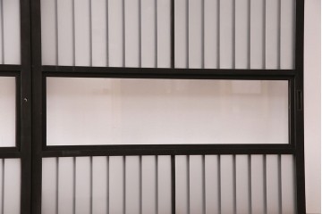 格子戸2枚をリペア&カスタム!4枚組にするため2枚を新規製作。引き手、鍵を取り付け。クリアガラス、すりガラスを組み入れ。黒寄りのこげ茶に着色し仕上げ。(引き戸、建具)