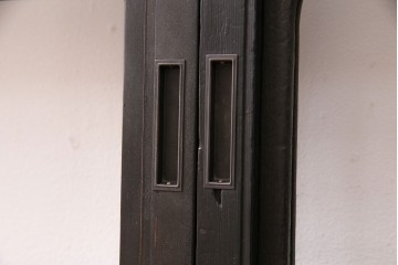 格子戸2枚をリペア&カスタム!4枚組にするため2枚を新規製作。引き手、鍵を取り付け。クリアガラス、すりガラスを組み入れ。黒寄りのこげ茶に着色し仕上げ。(引き戸、建具)