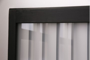 格子戸2枚をリペア&カスタム!4枚組にするため2枚を新規製作。引き手、鍵を取り付け。クリアガラス、すりガラスを組み入れ。黒寄りのこげ茶に着色し仕上げ。(引き戸、建具)
