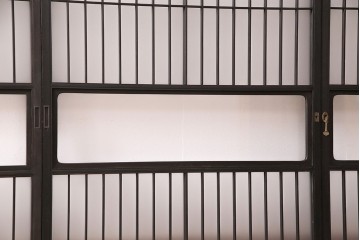 格子戸2枚をリペア&カスタム!4枚組にするため2枚を新規製作。引き手、鍵を取り付け。クリアガラス、すりガラスを組み入れ。黒寄りのこげ茶に着色し仕上げ。(引き戸、建具)