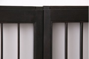 格子戸2枚をリペア&カスタム!4枚組にするため2枚を新規製作。引き手、鍵を取り付け。クリアガラス、すりガラスを組み入れ。黒寄りのこげ茶に着色し仕上げ。(引き戸、建具)