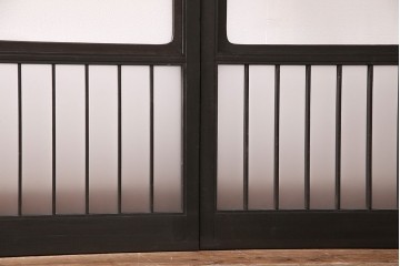 格子戸2枚をリペア&カスタム!4枚組にするため2枚を新規製作。引き手、鍵を取り付け。クリアガラス、すりガラスを組み入れ。黒寄りのこげ茶に着色し仕上げ。(引き戸、建具)