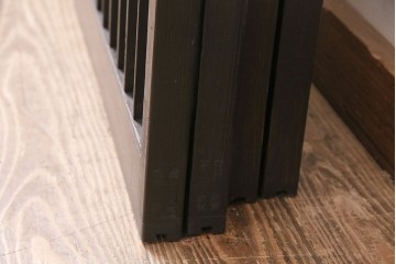 格子戸2枚をリペア&カスタム!4枚組にするため2枚を新規製作。引き手、鍵を取り付け。クリアガラス、すりガラスを組み入れ。黒寄りのこげ茶に着色し仕上げ。(引き戸、建具)