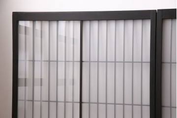 格子戸2枚をリペア&カスタム!4枚組にするため2枚を新規製作。引き手、鍵を取り付け。クリアガラス、すりガラスを組み入れ。黒寄りのこげ茶に着色し仕上げ。(引き戸、建具)