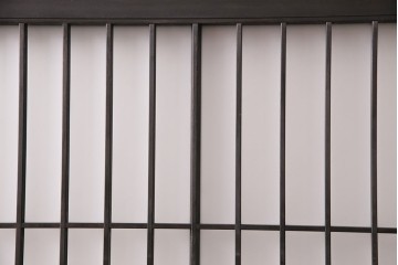 格子戸2枚をリペア&カスタム!4枚組にするため2枚を新規製作。引き手、鍵を取り付け。クリアガラス、すりガラスを組み入れ。黒寄りのこげ茶に着色し仕上げ。(引き戸、建具)