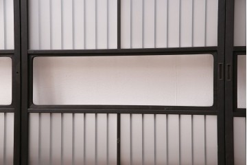 格子戸2枚をリペア&カスタム!4枚組にするため2枚を新規製作。引き手、鍵を取り付け。クリアガラス、すりガラスを組み入れ。黒寄りのこげ茶に着色し仕上げ。(引き戸、建具)