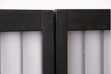 格子戸2枚をリペア&カスタム!4枚組にするため2枚を新規製作。引き手、鍵を取り付け。クリアガラス、すりガラスを組み入れ。黒寄りのこげ茶に着色し仕上げ。(引き戸、建具)