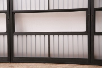 格子戸2枚をリペア&カスタム!4枚組にするため2枚を新規製作。引き手、鍵を取り付け。クリアガラス、すりガラスを組み入れ。黒寄りのこげ茶に着色し仕上げ。(引き戸、建具)