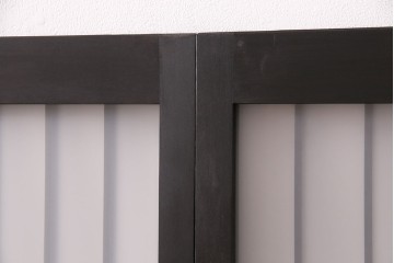 格子戸2枚をリペア&カスタム!4枚組にするため2枚を新規製作。引き手、鍵を取り付け。クリアガラス、すりガラスを組み入れ。黒寄りのこげ茶に着色し仕上げ。(引き戸、建具)