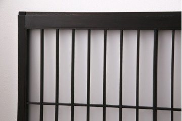 格子戸2枚をリペア&カスタム!4枚組にするため2枚を新規製作。引き手、鍵を取り付け。クリアガラス、すりガラスを組み入れ。黒寄りのこげ茶に着色し仕上げ。(引き戸、建具)
