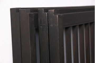 格子戸2枚をリペア&カスタム!4枚組にするため2枚を新規製作。引き手、鍵を取り付け。クリアガラス、すりガラスを組み入れ。黒寄りのこげ茶に着色し仕上げ。(引き戸、建具)