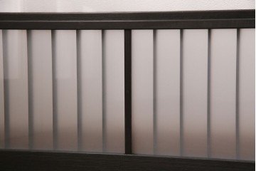 格子戸2枚をリペア&カスタム!4枚組にするため2枚を新規製作。引き手、鍵を取り付け。クリアガラス、すりガラスを組み入れ。黒寄りのこげ茶に着色し仕上げ。(引き戸、建具)
