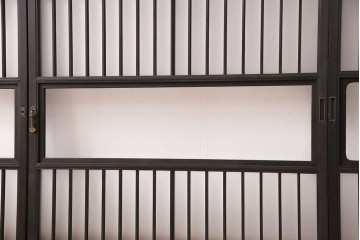 格子戸2枚をリペア&カスタム!4枚組にするため2枚を新規製作。引き手、鍵を取り付け。クリアガラス、すりガラスを組み入れ。黒寄りのこげ茶に着色し仕上げ。(引き戸、建具)