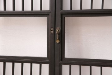 格子戸2枚をリペア&カスタム!4枚組にするため2枚を新規製作。引き手、鍵を取り付け。クリアガラス、すりガラスを組み入れ。黒寄りのこげ茶に着色し仕上げ。(引き戸、建具)