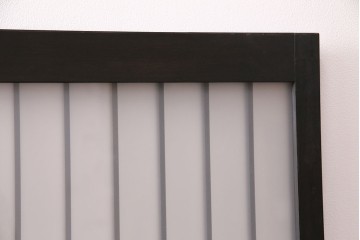 格子戸2枚をリペア&カスタム!4枚組にするため2枚を新規製作。引き手、鍵を取り付け。クリアガラス、すりガラスを組み入れ。黒寄りのこげ茶に着色し仕上げ。(引き戸、建具)