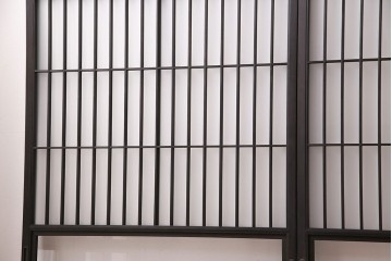 格子戸2枚をリペア&カスタム!4枚組にするため2枚を新規製作。引き手、鍵を取り付け。クリアガラス、すりガラスを組み入れ。黒寄りのこげ茶に着色し仕上げ。(引き戸、建具)