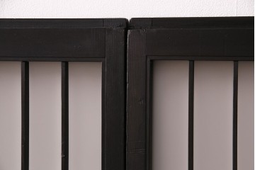 格子戸2枚をリペア&カスタム!4枚組にするため2枚を新規製作。引き手、鍵を取り付け。クリアガラス、すりガラスを組み入れ。黒寄りのこげ茶に着色し仕上げ。(引き戸、建具)