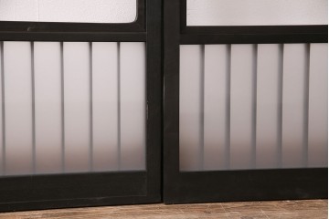 格子戸2枚をリペア&カスタム!4枚組にするため2枚を新規製作。引き手、鍵を取り付け。クリアガラス、すりガラスを組み入れ。黒寄りのこげ茶に着色し仕上げ。(引き戸、建具)