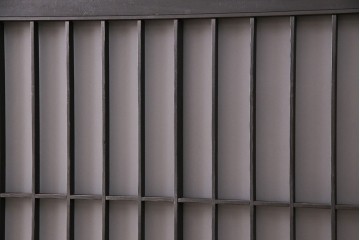 格子戸2枚をリペア&カスタム!4枚組にするため2枚を新規製作。引き手、鍵を取り付け。クリアガラス、すりガラスを組み入れ。黒寄りのこげ茶に着色し仕上げ。(引き戸、建具)