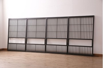 格子戸2枚をリペア&カスタム!4枚組にするため2枚を新規製作。引き手、鍵を取り付け。クリアガラス、すりガラスを組み入れ。黒寄りのこげ茶に着色し仕上げ。(引き戸、建具)